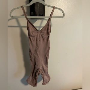 SKIMS- seamless sculpt low back bodysuit mid thigh